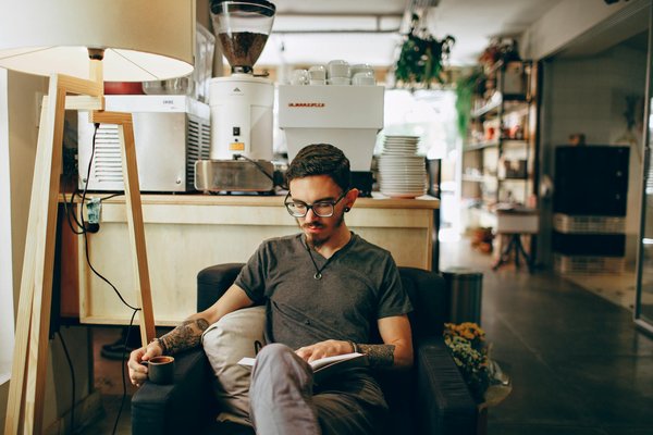 How can UK businesses leverage AI to improve customer experience?